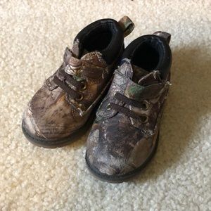 Toddler boys size 6 Velcro camo ankle boots